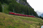 Ge 4/4 II 626  Malans  ist mit dem R 1957 (Scuol-Tarasp - Pontresina), zwischen Madulain und La Punt-Chamues-ch unterwegs.