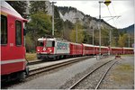 RE1758 wartet in Versam-Safien auf den Gegenzug RE1761 mit der Ge 4/4 II 616  Filisur .