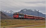 Herbst im Engadin bei Bever. R1948 nach Scuol-Tarasp mit Ge 4/4 II 615  Klosters . (02.11.2016)