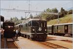 Im Sommer 1984 waren die meisten RhB Loks und Wagen noch Grün. In Filisur wartet die Ge 4/4 II 617 mit ihre Schnellzug 557 von Chur nach St.Moritz auf die Weiterfahrt, rechts im Bild ist der Anschlusszug nach Davos zu erkennen und links im Bild wartet die Ge 6/6 I 412 mit einem Güterzug.
20. August 1984