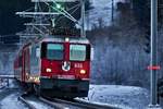 Beim Einnachten fährt die Ge 4/4 II 616 mit einem RE aus Landquart nach Disentis in Schnaus vorüber.Bild vom 16.12.2016