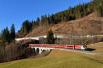 Ge 4/4 II 633 mit einem RE nach Scuol am 28.12.2016 bei Serneus. 