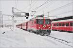 Nach Abfahrt der S1 zieht RE1351 nach St.Moritz mit der Ge 4/4 II 625  Küblis  vor auf Gleis 8. (14.01.2017)