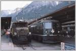 Ge 6/6 I 413 und eine Ge 4/4 II stehen am Gleis 7 und 6 im Bahnhof Chur und warten auf die Abfahrt nach Disentis und St.Moritz. (Archiv 03/77)