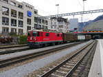 RhB - Ge 4/4 614 mit Güterzug im Bahnhof Chur am 25.11.2016