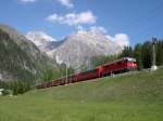 Ca. einen Kilometer nach dem Bahnhof Preda bietet sich dieser fantastische Blick. Ge 4/4 II 625  Kblis  ist hier mit dem Berninaexpress D 961 am 14.04.2006 bei Naz unterwegs in Richtung Sden. Nchster Halt? Samedan!