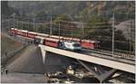 Der Pressezug mit Ge 4/4 III 649  Lavin , ein B (fürs WC) und der Stiva Retica Barwagen stehen auf der neuen Brücke, währenddem dahinter RE1752 mit der Ge 4/4 II 625  Küblis 