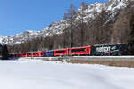 Wenn man schon mal den weiten Weg gelaufen ist, bleibt man auch ne Zeit dort zum verweilen und bekommt noch so einige Loks vor die Linse. RhB Ge 4/4 III 648  WATSON  aus Chur nach St.Moritz kurz vor Bever am 27.2.26.