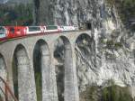 Der Glacier-Express mit der Vorspannlok GE 4/4 III 650 auf dem beeindruckenden, im Jahr 1902 erbauten, Landwasserviadukt auf dem Weg nach St.Moritz.