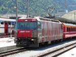 RhB - Werbelok Ge 4/4 642 vor Schnellzug im Bahnhof von Chur am 26.07.2009