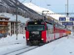 RhB - Lok Ge 4/4 648 unterwegs vor Schnellzug im Bahnhof von Samedan am 01.01.2010