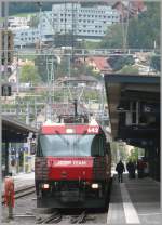 Ge 4/4 III 642  Breil/Brigels  hat in Chur an den RE1157 angekuppelt. Das grosse Gebude im Hintergrund ist das Frauenspital. (18.06.2010)