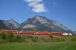 Der Regionalzug mit der Ge 4/4 III 649  LAVIN  in Richtung Chur kurz vor Reichenau.