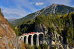 Ge 4/4 III 646 mit einem RE am 22.10.2016 auf dem Landwasserviadukt bei Filisur. 