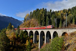 Ge 4/4 III 642 mit einem RE am 27.10.2016 am Schmittentobelviadukt bei Filisur. 