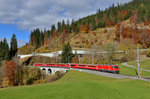 Ge 4/4 III 648 mit einem RE nach Davos am 29.10.2016 bei Serneus.