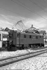 Engadiner Nostalgiefahrt 2011: Wie in frheren Zeiten, Ge 4/6 353 in Ardez. (23.01.2011)