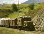 Ge 6/6 411 mit einem Gterzug nach Scuol-Tarasp bei Ardez.