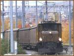 Ge 6/6 I 414 mit einem Gterzug nach Ilanz schleicht von Haldenstein her in den Bahnhof Chur. (30.10.2007)