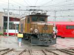 Tag der offenen Tr in der HW Landquart.Ge 6/6 I 414 auf der Drehscheibe am 29.04.06.Dahinter Wagen des neuen Glacier Express.