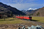 Ge 6/6 II 702 mit einem Engadin Star am 11.03.2017 bei Jenaz. 