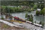 Ge 6/6 II 705  Pontresina/Puntraschigna  mit leichter Güterlast auf dem Weg nach Thusis. Die hohe Stützmauer ist bald abgetragen für die Installation des zweiten Gleises und der neuen Hinterrheinbrücke. Hier in Reichenau treffen Vorder- und Hinterrhein aufeinander. (12.05.2017)