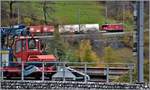 5135 nach Samedan mit Ge 6/6 II 706  Disentis/Mustér  kurz nach Filisur.Im Vordergrund ein Kleinbagger montiert auf einem Flachwagen.