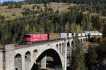 RhB Ge 6/6 II 703  St. Moritz  war mit einem Güterzug am 27. Oktober 2021 auf dem  Solis-Viadukt  in Richtung Thusis unterwegs.