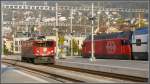 Ge 6/6 II 702  Rtia  ist soeben aus St.Moritz angekommen. Nebenan steht der IC nach Basel SBB mit einer Re 460 an der Spitze. (27.10.2007)