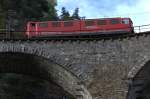 Gterzug auf dem Landwasserviadukt mit Ge 6/6 II 705  Pontresina/Puntraschigna  am 8.10.2008. (Lokfhrer geniet die Aussicht!)