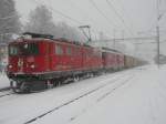 Ge6/6II 701 am 17.2.09 mit einem langen G�terzug mit ABe4/4III 54 in Filisur.