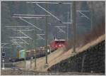 Ge 6/6 II 706 Disentis nimmt mit einem Gterzug die Steigung nach Bonaduz in Angriff. Im Vordergrund ist das Gleis nach Disentis zu sehen gleich nach der Verzweigung bei Reichenau-Tamins. (02.04.2009)