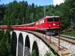 Glck gehabt: Zeit zum Fotografieren hatte ich nur fr zwei Zge. Der erste der beiden wurde dann sogar vom meiner Lieblingslokbaureihe der RhB, einer Ge 6/6 II, genauer der 707 gezogen. (Viadukt Schmittentobel, 19.Juli 2009)