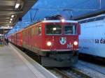 RhB - Ge 6/6 704 vor Schnellzug im Bahnhof Chur am 01.01.2010 ..17:50:26, Belichtungsdauer: 0.125 s (10/80) (1/8), Blende: f/3.2, ISO: 200, Brennweite: 9.20 (92/10)      