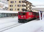 RhB - Ge 6/6  705 vor Personenzug im Bahnhof von Samedan am 01.01.2010 ..