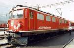 Die Ge 6/6 II (704)  Davos  vor einem Glacierexpress in St. Moritz im Sommer 2003.