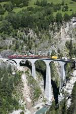 RhB Ge 6/6 II 702  Curia  am 8. August 2010 mit einem Gterzug auf dem Landwasserviadukt.