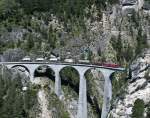 RhB Ge 6/6 II 705  Pontresina/Puntraschigna  am 8. August 2010 mit einem Gterzug auf dem berhmten Landwasserviadukt bei Filisur.