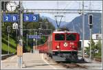 RE1145 mit Ge 6/6 II 705  Pontresina/Puntraschigna  fhrt in Thusis ein.  Aufnahme vom Schloss Hohenrtien am Einagang zur Viamalaschlucht. (12.09.2010)