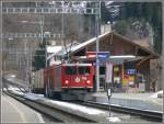 Ein Gterzug aus dem Engadin mit Ge 6/6 II 706  Disentis/Mustr  fhrt durch Filisur.