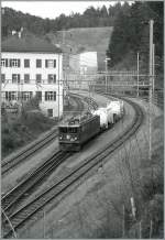 Die RhB Ge 6/6 II 704 verlsst mit einem kurzen Gterzug Reichenau Tamins.