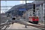 Ge 6/6 II 607  Scuol  steht abgestellt am westlichen Ende des Bahnhofs Samedan. Im Hintergrund sind die neu angelegten Ausfahrgeleise nach Pontresina (links) sowie nach Celerina durch den neuen Tunnel zu sehen. (18.04.2013)