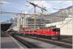 Ge 6/6 II 705  Pontresina /Puntraschigna  in Landquart, wo das markante Wohnhochhaus Konkorrenz erhält am Bahnhof.