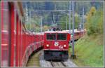 Der verspätete RE1128/GEX903 mit Ge 6/6 II 704  Davos  kreuzt den RE1129 in Sils i/D. (07.10.2015)