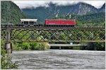 Ge 6/6 II 707  Scuol  auf der Hinterrheinbrücke bei Reichenau-Tamins. Der Rhein führt momentan Hochwasser. (17.06.2016)