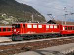 RhB,Schnellzug von Davos kommend,mit Lok Ge 6/6II 702
 Curia (Chur)am 06.09.03 in Landquart