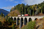 Ge 6/6 II 705 mit einem Güterzug am 27.10.2016 am Schmittentobelviadukt bei Filisur.