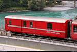 Blick auf den Gepäckwagen D 4209 der Rhätischen Bahn (RhB), der im IR 1152 von St. Moritz (CH) nach Chur (CH) am Zugschluss eingereiht ist und die Alte Hinterrheinbrücke beim Bahnhof Reichenau-Tamins (CH) befährt.
[10.7.2018 | 16:55 Uhr]