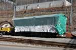 Unter dieser Plane verbirgt sich der hist.Bahnpostwagen Z 26(1913)der vom Club 1889 im Depot Sand aufgearbeitet wird.Chur 06.03.11