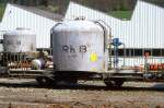 RhB - Uce 8017 am 26.04.1992 in Untervaz - Zementsilowagen 2-achsig mit 1 offenen Plattform - Baujahr 1959 - FFA/MBA - Gewicht 7,88t - Zuladung 15,00t - LP 7,74m - zulssige Geschwindigkeit 65 km/h -